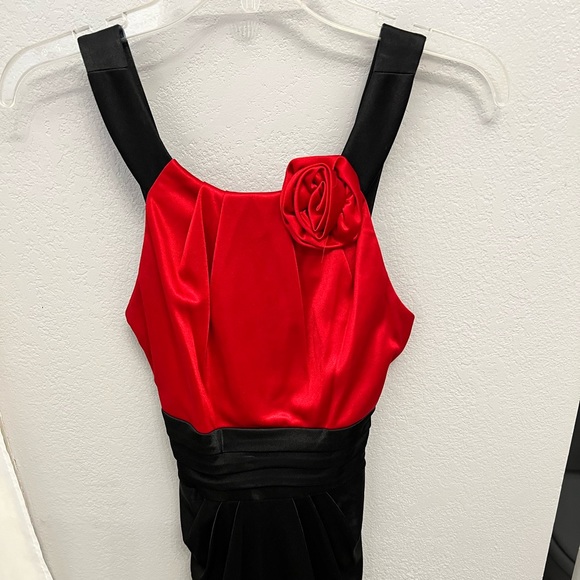 Red and black cocktail dress - Picture 1 of 3